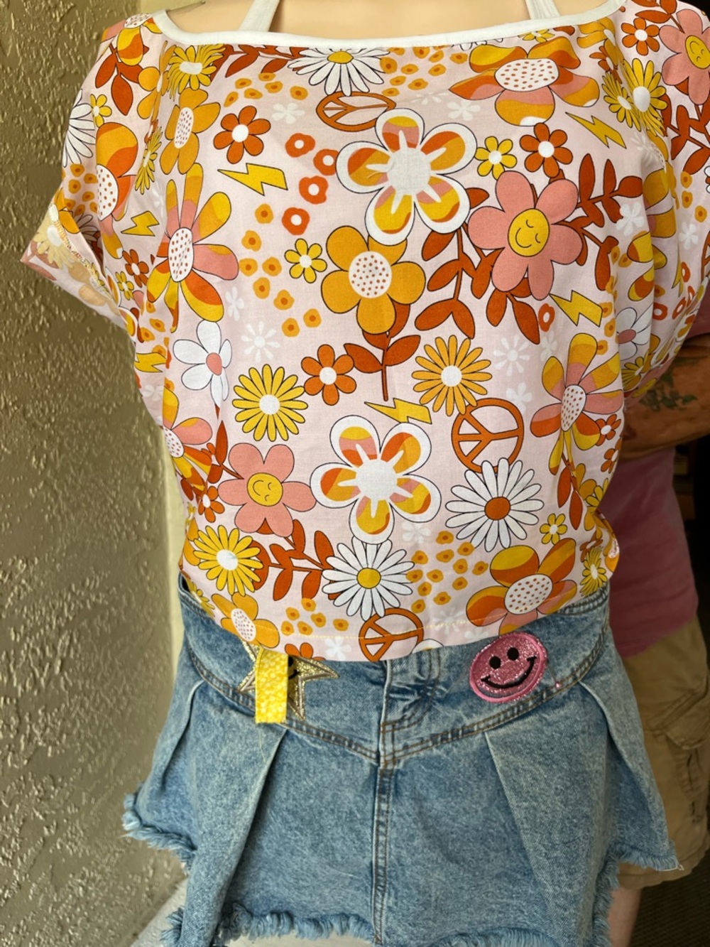 Vintage jiffy wrap Top in gold and white, can be worn different ways. Still cute